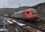 Am Bahnübergang in Drauffelt ist die Diesellok 2016 905 als Zuglok vor dem Gleisumbauzug  vorgespannt, während dieser Zeit ist die andere Lok mit altem Schotter beladenen Silowagen zur