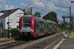 CFL 2221, mit noch fast intakten Farbkleid, kommt von Esch Alzette �ber Petange in die Haltestelle Lamadelaine eingefahren.