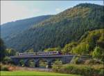 - Herbst - Der Z 2013 bef�hrt am 10.10.2012 die Sauerbr�cke in der N�he von Michelau.