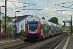 Steuerwagen 008 vorraus, geschoben von CFL Lok 4002, aus der Stadt Luxemburg kommend, f�hrt in die Haltestelle Lamadelaine ein.