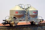 Mein Märklin H0 46618 Silo-/Staubgutwagen Ucs 908 DB AG.

Vorbild: Zweiachsiger Silo-/Staubgutwagen mit Druckluft-Entleerung der Gattung Ucs 908 (ex Kds 54) der DB AG, mit Werbeanschrift der akw - Amberger Kaolinwerke GmbH, Hirschau, Betriebszustand um 2004.

Ein sehr detailliertes und detailreiches Modell eines zweiachsigen Silo-/Staubgutwagen der Gattung Ucs 908, Betr.-Nr. 21 80 9106 133-1 der DB AG, mit Werbeanschrift der akw - Amberger Kaolinwerke GmbH, Hirschau, Betriebszustand um 2004,

Herdorf am 09.10.2024
