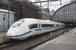 Am verregneten 20 Februar 2026 steht ICE 408 029/8029 abfahrtbereit in Amsterdam Centraal.