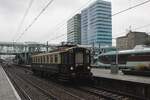 Alt und Neu ins Regen: der 101 Jahr alter Triebwagen C9002 'Blokkendoos' verlasst mit ein Sonderfahrt das 2015 geoffneter und grundlegend modernisierter Arnhem Centraal am 19 November 2025.