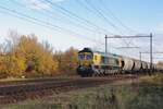 Freightliner Poland 513-02 zieht am Morgen von 21 November 2021 ein getreidezug durch Alverna.
