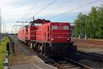 Am 28 Mai 2021 schleppt 6412 ein DBC 189 durch Blerick.