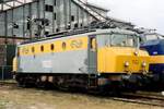 Während ein Bahnfest steht ex-NS 1122 am 2 Juli 2004 vor der derelikter Lokschuppen von Roosendaal-Goederen.