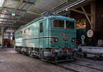 Die Elektrolokomotive NS 1125 der NS-Baureihe 1100 am 29 April 2025 im Het Spoorwegmuseum (bis 2005 NSM - Nederlands Spoorwegmuseum / Niederländischen Eisenbahnmuseum) in Utrecht im ehemaligen Bahnhof Maliebaanstation. Ein Eisenbahnmuseum das zum Verweilen einlädt, leider fehlte uns dieses Mal die Zeit dafür.  

Die Lok wurde 1951 von Alstom in Belfort (Frankreich) gebaut und an die NS - Nederlandse Spoorwegen (Niederländischen Staatsbahnen, heute Niederländische Eisenbahnen AG), sie war Teil der Serie NS 1100 von 60 Stück vierachsiger Elektrolokomotiven.

Die 60 Lokomotiven der Baureihe 1100, die zwischen 1950 und 1956 von der NS in Dienst gestellt wurden, waren für D-Züge, Schnellzüge und Güterzüge, sowie zunächst auch für TEE-Züge vorgesehen. Die Loks basierte auf der vierachsigen SNCF-Lokomotive der Serie BB 8100. Die französischen Lok BB 8100 waren für den Güterverkehr vorgesehen und hatten eine Höchstgeschwindigkeit von 105 km/h. In der Praxis fuhren sie nicht schneller als etwa 80 km/h. Allerdings mussten die niederländischen 1100er über längere Strecken mit 130 km/h fahren, wofür die Konstruktion der Drehgestelle drastisch geändert wurde. Die Höchstgeschwindigkeit betrug so 130 km/h. Alsthom lieferte die 1101 am 3. Juli 1950 als erstes Unternehmen an die NS-Hauptwerkstatt in Tilburg. 

Die niederländischen 1100er ähneln stark den französischen BB 8100er. Sie unterscheiden sich neben der Optik vor allem durch stärkere Motoren, eine Federung mit einer Kombination aus Federn und Gummiblöcken, Rundpuffern und einem rechts angebrachten Fahrerpult. Ihre Höchstgeschwindigkeit liegt mit 12´35 km/h über der der BB 8100.

Ursprünglich war die Hauptfarbe der Lokomotiven (1101 – 1150) türkis mit einer roten Pufferbohle und grauen Drehgestellen. Da Türkis zu leicht Schmutz zeigte, wurde die Hauptfarbe ab 1954 allmählich durch dunkelblau (preußisches Blau) ersetzt. Die 1151 – 1160 wurden direkt in Blau mit schwarzen Drehgestellen ausgeliefert. Die Pufferbohle blieb rot.

Ab 1971 wurden die Lokomotiven in der damals üblichen gelbgrauen Lackierung lackiert. Bei der 1125 geschah dies erst im Jahr 1980. Im selben Jahr erhielt die Lokomotive eine Bugnase, die den Lokführer bei Kollisionen besser schützen sollte. Die Drehgestelle wurden zudem verlängert. Die 1125 wurde am 27. September 1987 außer Dienst gestellt und ins Eisenbahnmuseum gebracht. Im Jahr 1989 wurde, als Teil der Feierlichkeiten zum 150. Jahrestag der niederländischen Eisenbahn, die 1125 restauriert und ihre Nasenkappe entfernt und in ihren ursprünglichen Zustand zurückversetzt.

Der 1100ter war als echter Allrounder bekannt, auf den man sich verlassen konnte, um sowohl Personenzüge als auch Güterzüge zu ziehen, ob leicht oder schwer. Allerdings waren die Fahreigenschaften eher mittelmäßig, so wurde viel Aufwand in die Verbesserung gesteckt, so richtig gut wurden sie aber nie.

Crashnase (Botsneus):
Die NS 1129 kollidierte 1978 bei Westervoort mit einem Dieseltriebzug. Diese wurde wieder repariert. Bei der Restaurierung der Lokomotive ging ein lang gehegter Wunsch der Lokführer in Erfüllung. Hinter der geraden Front fühlten sich die Lokführer nicht sehr sicher. Die flache Front wurde um eine Knautschzone in Form einer Frontnase, der sogenannten Crashnase, erweitert (es wurde keine Beplankung entfernt), um dem Fahrer im Falle eines Aufpralls mehr Schutz zu bieten. Bis 1981 wurden alle noch vorhandenen 58 Lokomotiven der Serie 1100 auf diese Weise umgebaut.

TECHNISCHE DATEN:
Hersteller: Alsthom, Belfort (Frankreich)
Baujahre: 1950 bis 1956
Ausmusterung: bis 1999
Gebaute Anzahl: 60
Nummerierung: NS 1101 bis 1160
Spurweite: 1.435 mm (Normalspur)
Achsfolge: Bo’Bo’ 
Länge über Puffer: 12.984 mm ursprünglich (flache Front) / 14.184 mm mit Crashnase
Drehzapfenabstand: 6.000 mm
Achsabstand im Drehgestell: 2.950 mm
Treibraddurchmesser: 1.250 mm (neu)
Gewicht: 80 t ursprünglich / 83 t mit Crashnase
Antriebsmotoren: 4 Stück vom Typ Alsthom TA 628 A
Getriebeübersetzung: 20 : 74
Höchstgeschwindigkeit: 130 km/h 
Stundenleistung: 2.290 kW (3.115 PS)
Dauerleistung: 2.050 kW (2.287 PS)
Anfahrzugkraft: 155 kN
Dauerzugkraft: 102 kN
Stromsystem: 1,5 kV DC (=)
Kleister befahrbarer Gleisbogen: R 80 m
