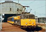 Obwohl bereist einige Bilder der NS 1100 mit Vorbei bei Hellertal.startbilder gezeigt wurden, möchte ich als Ergänzung zur Museums Lok der NS 1125 doch noch dieses Analog Bild mit der NS 1155 und den damals neuen Reisezugwagen hier zeigen. 
Das Bild entstand in Den Haag HS und die knappe Bildunterschrift lautet: IC nach Vlissingen. 

10. Juni 1983