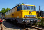 Die Elektrolokomotive NS 1312 „Zoetermeer“ der NS-Baureihe 1300 am 29 April 2025 im Het Spoorwegmuseum (bis 2005 NSM - Nederlands Spoorwegmuseum / Niederländischen Eisenbahnmuseum) in Utrecht im ehemaligen Bahnhof Maliebaan. Ein Eisenbahnmuseum das zum Verweilen einlädt, leider fehlte uns dieses Mal die Zeit dafür.  

Die Lok wurde 1956 von Alstom in Belfort (Frankreich) gebaut und an die NS - Nederlandse Spoorwegen (Niederländischen Staatsbahnen, heute Niederländische Eisenbahnen AG), sie war Teil der Serie NS 1300 von 16 Stück sechsachsiger Elektrolokomotiven für den schweren Güterzugdienst.

In den Jahren 1952 und 1953 lieferte Alsthom Belfort (F) die ersten zehn elektrischen, sechsachsigen Lokomotiven an die niederländischen Staatsbahnen (NS). Sie sind abgeleitet aus der Baureihe CC 7100 der nationalen französischen Staatsbahn SNCF und wurden bei der NS mit den Betriebsnummern 1301-1310 in Dienst gestellt. 1956 folgten sechs weiter Lokomotiven. Die 16 Lokomotiven der Baureihe 1300, die zwischen 1952 und 1956 von der NS in Dienst gestellt wurden, wurden zunächst zum Ziehen von Güterzügen verwendet. Ihre enorme Kraft und ihre Zugfähigkeit machten sie zu diesem Zweck sehr geeignet. Diese Motoren waren äußerst zuverlässig und zusammen mit der Baureihe 1000 die stärksten Lokomotiven, die der NS damals hatte. 

Die 1952 gelieferte und in Dienst gestellte Lok 1303 verunfallte bereits 1953 und wurde im selben Jahr verschrottet. Ab 1988 erhielten die 1300er Loks Städtenamen und Wappen. Die 1312 wurde  Zoetermeer  getauft.

Das Design der Baureihe 1300 basiert auf dem der französischen Lokomotivbaureihe SNCF CC 7100. Im März 1955 erreichte eine Lokomotive dieser Baureihe, die SNCF CC 7107 mit 326 km/h einen Geschwindigkeitsweltrekord für Lokomotiven. Wie die SNCF CC 7100 wurde auch die NS 1300 ab 1952 bei Alsthom in Belfort gefertigt, bis 1956 entstanden 16 Exemplare. Erster Einsatz der NS 1300 war ein Sonderzug anlässlich der Elektrifizierung der Strecke von Zwolle nach Groningen, den die Lok 1301 kurz nach ihrer Inbetriebnahme 1952 zog. Mit einer Leistung von 3.159 kW waren die Loks der Baureihe 1300 lange Zeit die stärksten Fahrzeuge der Niederländische Eisenbahnen und konnten vielfältig eingesetzt werden. Durch die Beschaffung der Baureihe 1600 und 1700 in den 1980er Jahren verlor die Baureihe 1300 langsam an Bedeutung. Die letzte der 1300er wurde im Jahr 2000 ausgemustert, als die 1302 und 1312 erhielten einen Platz im Nederlands Spoorwegmuseum (Eisenbahnmuseum) erhielten. Bis auf zwei weitere museal erhaltene Exemplare wurden alle Loks verschrottet.

Technik:
Bei der Konstruktion der NS-Baureihe 1300 verwendete Alsthom bewährte Komponenten verschiedener anderer Lokomotivtypen der französischen Eisenbahn, wobei das Grundkonzept mit dem der Baureihe SNCF CC 7100 übereinstimmt. Es wurden dreiachsige Drehgestelle verwendet und insgesamt sechs Fahrmotoren verbaut. Außerdem wurden die Loks an die Bestimmungen der Niederländischen Eisenbahn angepasst und entsprechend ausgerüstet. 

Im Zuge fälliger Hauptuntersuchungen wurden alle Loks in den 1980er Jahren an das aktuelle gelbe Farbschema der NS angepasst. Sie wurden aber auch modernisiert und veränderten ihr Erscheinungsbild grundlegend, die Front- und Schlussleuchten wurden in einem grauen Frontbalken untergebracht und die Loks bekamen die aktuelle auffällige gelbe Lackierung mit dem großen NS-Logo auf den Seitenwänden. 

Während der Aufteilung des NS-Konzerns in den 90er Jahren wurden die Loks der Baureihe 1300 der Güterverkehrssparte NS Cargo zugewiesen. 1996 bekamen 1302, 1304, 1312 und 1315 nochmals eine Revision bei den gleichzeitig sämtlichen asbesthaltigen Bauteilen durch asbestfreie ersetzt wurden. Die verbliebenen Maschinen schieden im Jahre 2000 aus dem aktiven Betriebsdienst der NS Cargo aus.

TECHNISCHE DATEN:
Hersteller: Alsthom, Belfort (Frankreich)
Baujahre: 1952 bis 1956
Ausmusterung: 2000
Gebaute Anzahl: 16
Nummerierung: 	NS 1301 bis 1316
Spurweite: 1.435 mm (Normalspur)
Achsfolge: Co’Co’ 
Länge über Puffer: 18.950 mm
Drehzapfenabstand: 9.470 mm
Achsabstand im Drehgestell: 2.335 mm und 2510 mm
Achsabstände: 2.600 / 2.230 / 2.230 / 2.230 / 2.600 mm = 11.890 mm
Treibraddurchmesser: 1.250 mm (neu)
Dienstgewicht: 111 t
Antriebsmotoren: 6 Stück vom Typ Alsthom TA 628 A
Getriebeübersetzung: 20 : 72
Höchstgeschwindigkeit: 130 km/h 
Stundenleistung: 3.432,5 kW (4.670 PS)
Dauerleistung: 3.159 kW (4.236 PS)
Anfahrzugkraft: 241 kN
Dauerzugkraft: 160 kN
Stromsystem: 1,5 kV DC (=)
Kleister befahrbarer Gleisbogen: R 100 m

Quellen: Somda RailWiki.nl, Het Spoorwegmuseum, nmld.nl, Anschriften, Wikipedia (Niederlande), eisenbahn-erlebniswelt.de
Stand/Überarbeitung: September 2025
