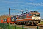 LOCON 9905 schleppt der Rzepin-Shuttle am 23 Juli 2015 durch Alverna.