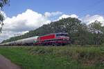 Raillogix 1618 zieht am 12 Augustus 2019 ein Gaskesselwagenzug durch Tilburg Oude Warande und wird vom offenbarer Fusspfad fotografiert.