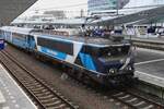 Von die Treppe in Arnhem wurde am 14 November 2021 TCS 102001 fotografiert. Die 1600er und 1800er sind identisch: der Unterschied in die Nummer werde nür gemacht weil NS Cargo (später RaiLioN und noch später DB Schenker rail Nederland bzw DB Cargo Nederland) und NS Reizigers beide etwa die Hälfte der 58 Loks der Reihe 1600 bekamen. NS Reizigers enscheidete sich dafür deren eigene 1600er in die Reihe 1800 um zu stellen, welche Nummern später von Privaten teilweise übernommen wurden. NS Cargo/RaiLioN/DB Schenker/Cargo NL behielten die 1600-Nummern und vpn Privaten übernommene Loks behielten teilweise diese Nummern.TCS 102001 ist ein Nummersalat: als NS 1635 in 1983 in Dienst gestellt wurde sie in 2001 zu 1835 bei NS reizigers bis die Ausmüsterung der Reihe 1800 bei NSR. Bentheimer Eisenbahn su chte eine NL-täuchliche Lok und bekan die 1835/BE-01. Bis 2021, dann verkaufte BE die Lok an TCS, die die Wanderer ein Neues Farbenschema gab und das Nummer 102001... Viel Nummerallerlei für eine Reihe Lokomotiven