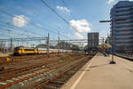   Die NS 1761 (91 84 1560761-6 NL-NS) mit einem EuroCity (DB IC-Wagen) am 31.03.2018 im Bahnhof Amsterdam Centraal.