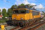 Mit etwas Zooming wurde vom Bahnsteig in Hengelo der Einfahrt des IC-Berlijns mit 1745 am 14 Oktober 2023 erwischt.
