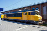 Die Nez-cassés NS 1768  Akkrum  (NL-NS 91 84 1560768-1) am 29 April 2025 im Het Spoorwegmuseum (bis 2005 NSM - Nederlands Spoorwegmuseum / Niederländischen Eisenbahnmuseum) in Utrecht im Bahnhof Maliebaan.

Die Elektrolokomotive wurde 1993 GEC-Alsthom (ab 1998 Alstom S.A.) in Belfort (Frankreich) gebaut und an die NS - Nederlandse Spoorwegen N.V. (Niederländische Eisenbahnen AG) geliefert. Im Frühjahr 2020 wurde die Lokomotive 1768 an das Niederländische Eisenbahnmuseum abgegeben.

Die neuen Lokomotiven der Baureihe 1700 wurden zwischen Februar 1992 und April 1994 in Betrieb genommen. Die Lokomotiven mit der Achsfolge B’B’ basieren auf der Baureihe BB 7200 der französischen Eisenbahngesellschaft SNCF. Damit gehören sie zu den Nez-cassés-Lokomotiven. Sie sind eine modifizierte Version der NS-Baureihe 1600, optisch sind die Lokomotiven nahezu identisch mit ihrem Vorgängermodell. Technisch unterscheiden sie sich jedoch. Dies liegt vor allem an der Steuerung des Hochspannungssystems. 

Die Lokomotiven waren ursprünglich für den Einsatz mit den neuen DD-AR - Dubbeldeks-AggloRegiomaterieel (Doppelstock-Agglomeration-Regionalzüge) vorgesehen. Zu diesem Zweck wurden sie an einem Ende mit einer automatischen Kupplung ausgestattet. Nachdem die Doppelstockwagen nach fünf Jahren eigene Triebköpfe erhielten und so als DDM fuhren, wurden die Lokomotiven der Baureihe 1700 wieder zu eigenständigen Lokomotiven umgebaut. Sie wurden im regulären Personenverkehr mit gezogenen Wagen eingesetzt und ersetzen die älteren Lokomotiven der Baureihen 1100, 1200 und 1300. Die Lokomotiven waren auch bis zum 9. Dezember 2023 vor den Intercity-Zügen zwischen Amsterdam und Berlin auf dem niederländischen Abschnitt bis zum Grenzbahnhof Bad Bentheim im Einsatz.

Geschichte:
Ende 1988 beschloss die damalige Geschäftsleitung, neue Doppelstockwagen zu bestellen, die Ähnlichkeiten mit den DDM-1-Wagen aufwiesen. Da die Entwicklung der gewünschten Triebwagen zu lange dauern würde, wurde eine neue Lokomotive gesucht. Die NS (Niederländische Eisenbahnen) wünschten sich eine verbesserte Version der Baureihe 1600. Alsthom stellte den Bau dieser Lokomotivreihe jedoch zu diesem Zeitpunkt ein und konzentrierte sich auf die Entwicklung eines neuen Lokomotivkastentyps. Die ersten Lokomotiven der Baureihe BB 26000 befanden sich zu diesem Zeitpunkt für die SNCF im Bau. Alsthom bot der NS eine verbesserte Version der Baureihe 1600 an, die als Baureihe 1700 bekannt wurde. Die in der Baureihe 1600 verwendete Technologie war zu diesem Zeitpunkt bereits veraltet und die Entwicklung der Leistungselektronik schritt schnell voran. Im Vergleich zur Baureihe 1600 gibt es insgesamt 190 Änderungen und Verbesserungen. 

Diese Bestellung umfasste 38 Lokomotiven. Anfang 1991 folgte eine Bestellung über weitere 43 Lokomotiven, sodass die Gesamtzahl der Lokomotiven 81 betrug. Die Folgebestellung fiel zeitlich mit der dritten Bestellung für Doppelstockwagen zusammen. Die Lokomotive 1701 wurde am 20. Dezember 1991 in Tilburg angeliefert und am 4. Februar 1992 in Betrieb genommen. Die letzte Lokomotive, die eintraf, war die Lokomotive 1781, die am 8. März 1994 eintraf und am 19. April 1994 in Betrieb genommen wurde. Aufgrund der schnelleren Lieferung der Lokomotiven im Vergleich zu den Wagen wurde beschlossen, die automatischen Kupplungen der Lokomotiven 1735–1741 zu entfernen und sie im Güterverkehr einzusetzen. Sie bedienten auch Personenzüge zwischen Den Haag und Venlo. Im Februar 1994 wurden die ersten Lokomotiven aus diesem Dienst herausgenommen und für den Betrieb der DD-AR-Wagen umgerüstet. 

Technik:
Die Baureihe ist optisch nahezu identisch mit den Lokomotiven der Baureihe 1600. Technisch unterscheiden sich die Lokomotiven in einigen Punkten. Ein Beispiel ist die Thyristor-Chopper-Steuerung mit einer festen Frequenz von 300 Hz. Darüber hinaus sind die Lokomotiven der Baureihe 1700 mit einem leiseren Knorr-Schraubenverdichter ausgestattet, während die meisten Lokomotiven der Baureihe 1600 mit einem Vierzylinder-Kolbenkompressor von Westinghouse ausgestattet sind. Auch besitzen sie eine neuere Version der ATB-Zugbeeinflussung (Version 4 statt 3).

Die Wendezugsteuerung der ICRm-Steuerwagen ist nur mit den 1700 nutzbar. Die Vielfachsteuerung der Baureihe 1700 ermöglicht das Kuppeln für Doppeltraktion untereinander oder mit mDDM, nicht jedoch mit den Lokomotiven der Reihen 1600/1800. Obwohl bei den Niederländischen Eisenbahnen Rechtsverkehr herrscht, sitzt der Triebfahrzeugführer wie bei den SNCF-Lokomotiven auf der linken Seite.

Die Lokomotiven sind 17,64 Meter lang, der Achsstand der Drehgestelle beträgt 2,80 Meter. Das Gesamtgewicht beträgt 86 Tonnen. Durch die vier Achsen beträgt die Achslast 21,5 Tonnen. Jedes Drehgestell ist mit einem Fahrmotor mit Hohlwelle des Typs Alstom TAB 674 C4 ausgerüstet. Diese haben eine Dauerleistung von jeweils 2.270 kW (3.086 PS) bei einer Spannung von 1.000 Volt und treiben dann über Gelenkwellen und Achsgetriebe die Triebachsen an. Insgesamt können die Fahrmotoren eine Dauerleistung von 4.540 kW (6.172PS) bei einer Stromstärke von 3.600 Ampere entwickeln. Das Anlaufdrehmoment beträgt 280 kN. Die planmäßige Höchstgeschwindigkeit beträgt 140 km/h, technisch sind jedoch 180 km/h möglich, in Tests wurden sogar 200 km/h erreicht. Als eigenständige Lokomotive (Lz) dürfen sie 120 km/h fahren. Die Lokomotiven sind mit einem Schraubenkompressor mit Zweikammer-Lufttrockner vom Typ ausgestattet, der eine Leistung von 100 l/min hat. Die Lokomotive verfügt über zwei statische Umrichter im 72-Volt-Niederspannungsnetz. Der erste mit 40 kW versorgt die Lüftermotoren, die Ölumwälzpumpe sowie die Heizung für BSI-Kupplung, Signalhörner und Frontfenster. Der zweite mit 5 kW liefert den Steuerstrom, die Batterieladung und die Beleuchtung. Der Einbau eines zweiten Umrichters ist darauf zurückzuführen, dass die Batterien bei einer Serie 1600 oft schlecht geladen wurden und die Serie 1700 zudem zusätzliche Verbraucher in Form der EP-Bremse und der Kupplungsheizung hat.

Auf dem Dach sind zwei Faiveley-Stromabnehmer mit Doppelschleifstücken montiert.

TECHNISCHE DATEN:
Hersteller: GEC-Alsthom
Gebaute Anzahl: 81 (Serie 1701–1781)
Spurweite: 1.435 mm (Normalspur)
Achsformel: B’B’ (1 Motor/Drehgestell)
Länge über Puffer: 17.640 mm
Drehzapfenabstand: 9.694 mm
Achsabstand im Drehgestell: 2.800 mm
Treibraddurchmesser: 1.250 mm (neu) / 1.180 mm (abgenutzt)
Dienstgewicht: 86,0 t
Radsatzfahrmasse: 21,5 t
Höchstgeschwindigkeit: 180 km/h (in der Praxis 140 km/h)
Dauerleistung:  2 x 2.270 kW = 4.540 kW (2 x 3.086 PD = 6.172 PS)
Stundenleistung: 5.100 kW (6.934 PS)
Anfahrzugkraft: 260 kN
Dauerzugkraft: 88 KN
Stromsystem: 1,5 kV DC
Kleister befahrbarer Gleisbogen: R=50 m (R 100 m im Zugverband)

Quellen: Somda RailWiki.nl, Het Spoorwegmuseum, nmld.nl, Anschriften, Wikipedia (D und NL)
Stand/Überarbeitung: Oktober 2025

