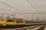 ON 18 Oktober 2003 treft NS 1738 mit ICR-Reisewagen in Nijmegen ein. Das Zeitalter von inlandische gezogene Züge ist in die Niederlande leider ganz vorbei.