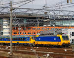 Die NS 186 119 (91 84 1186 119-1 NL-NS) erreicht am 31 M�rz 2018 mit einem IC (InterCity) den Bahnhof Amsterdam Centraal. Am Zugschluss war noch eine weitere 186er. 

Die Bombardier TRAXX F140 MS wurde 2007 von Bombardier in Kassel unter der Fabriknummer 34323 gebaut und an die ATC - Angel Trains Cargo, seit 2008 war sie dann an die NS Hispeed bzw. NS - Nederlandse Spoorwegen N.V. vermietet. Sie hat die Zulassungen f�r Deutschland, �sterreich, Belgien und die Niederlande. Aktuell (seit 2024) ist die Lok an die SNCB - Soci�t� Nationale des Chemins de Fer Belges als 2869 vermietet und tr�gt die UiC Nummer 91 84 1186 119-1 NL-B. 

Die NS-Baureihe 186 wurden von Bombardier Transportation zwischen 2006 und 2014 gebaut. Die Lokomotiven werden zum Ziehen von Personenz�gen verwendet, fr�her f�r NS Hispeed und jetzt f�r NS International. Sie sind eine Multi-Systems-Variante des TRAXX, einer Vierfach-Spannungslokomotive, die auf den meisten europ�ischen Elektrifizierungssystemen arbeiten kann: 1,5/3,0 kV DC und 15/25 kV AC.

Die BR besteht aus zwei Chargen, die erste im Jahr 2008 eingef�hrte Bauloks. Die zweite Charge wurde 2014 eingef�hrt. Die ersten 12 Lokomotiven wurden 2005 von der Hochgeschwindigkeitsallianz (HSA) bei Alpha Trains bestellt. Die Bombardier Transportation in Kassel baute und �ber Alpha Trains angemietet wurden. Diese kamen ab 2008/2009 auf den Verbindungen der HSL-Zuid zwischen Amsterdam und Breda zu Einsatz. Diese Z�ge haben eine H�chstgeschwindigkeit von 160 km/h. Diese Lokomotiven mit den Z�gen sollte nur eine tempor�re Ma�nahme sein, bis die Hochgeschwindigkeitstriebz�ge Fyra V250 (AnsaldoBreda V250) in Betrieb genommen wurden. Die V250 traten 2012 in Dienst, wurde aber Anfang 2013, wegen zahlreicher M�ngel, au�er Betrieb genommen und an den Hersteller zur�ckgegeben. Die italienische Trenitalia kaufte 2017 17 von den 19 Einheiten, die dort nun als ETR 700 im Einsatz sind. 

Aus diesem Grund waren die NS TRAXX-Lokomotiven noch bis 2024 im Einsatz.

