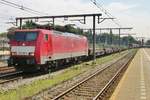 Am 22 Augustus 2015 durchfahrt ein Stahlzug mit 189 089 Boxtel.