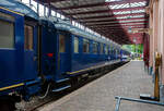 Der Personenwagen NL-NS 61 84 89-30 002-9 (Sr 8) Salonwagen Prinz Bernhard (Prinzgemahl der Königin Juliana der Niederlande) vom königlichen Zug „Koninklijke Trein“ (Hofzug) am