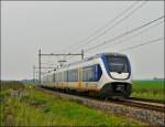 Zwei gekuppelte vierteilige NS SLT (Sprinter Lighttrain) werden in K�rze den Bahnhof von Zevenbergen erreichen und danach ihre Fahrt nach Roosendaal fortsetzen.