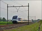 Ein sechteiliger NS SLT (Sprinter Lighttrain) hat am 02.09.2011 den Bahnhof von Zevenbergen verlassen und f�hrt nun in Richtung Den Haag Centraal.