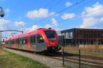 R-NET 6355 wird am 26 Februar 2025 in Oisterwijk bei einer überwachter Bahnübergang (beobachte die Kamera linksoben) fotografiert.