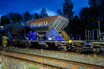 Zweiachsiger offener Schüttgutwagen mit dosierbarer Schwerkraftentladung (Schotterwagen) 23 84 6437 481-4 NL-RP, der Gattung Fccpps, der voestalpine Track Solutions Netherlands B.V. (ex voestalpine Railpro B.V.) abgestellt am frühen Abend des 26 Oktober 2025 bei der Baustelle im Bahnhof Herdorf.

Diese Wagen wurden ab 1961 von Talbot in Aachen für die NS als Fcs oder als Tds gebaut. Ab 1982 wurden die Wagen von den Firmen Jansen und WBA (NL) zu Fccpps umgebaut. Die Firma  Railpro  mietete diese Wagen ab 1995 an bzw. kaufte sie 2002 von der NS und ließ sie aufarbeiten, dabei erhielten sie einen blauen Neuanstrich und den Schriftzug „railpro“. Seit 2002 gehört Railpro zur der österreichischen Voestalpine Gruppe, aktuell firmiert sie als voestalpine Track Solutions Netherlands B.V.

Bei den Gleisbaufirmen sind diese Wagen äußerst beliebt, da sie sich der Schotter beim Einschottern sehr gut dosieren lässt. Außerdem ist der Auslauf (von der Gleismitte bis neben das Gleis) sehr gut verstellbar, daher lässt sich der Schotter auch sehr gut verteilen. 

Der Fccpps ist ein benutzerfreundlicher, Rutschenwagen, der für die Versorgung aller Arten von grobem Ballastmaterial geeignet ist. Er kann Schotter (Ballast) außerhalb und innerhalb der Schiene entladen, ohne die Schienen zu beschädigen. Mittels des Trichters kann sowohl innerhalb als auch außerhalb
der Gleise entladen werden. Die Trichter ermöglichen eine dosierbare Entladung. Bei minimalem Kraftaufwand, kann der Bediener dank eines Handhebels, der sich mühelos öffnen und schließen lässt, eine Menge von 28,2 Tonnen Schotter kontrolliert in der Schiene freisetzen. Die maximale Transportdichte über Puffer beträgt 2,93 Tonnen pro Meter. Auf der Arbeitsplattform, welche ca. 2 Meter von den Rutschen entfernt ist, können zwei Bediener gleichzeitig den Ballast auf beiden Seiten der Strecke entladen. Sämtliche Fccpps-Waggons von voestalpine Railpro sind mit einer Schalldämpfung (gummiert) in der Auslaufrinne ausgestattet, um die Umgebung aber vor allem, die Bediener und Gleisbauer vor Lärm zu schützen.

TECHNISCHE DATEN:
Hersteller: Waggonfabrik Talbot in Aachen 
Baujahr: ab 1961 / Umbau ab 1982
Spurweite: 1.435 mm (Normalspur)
Anzahl der Achsen: 2
Länge über Puffer: 9.640 mm
Achsabstand: 6.000 mm
Eigengewicht: 10.390 kg
Ladevolumen: 22 m³
Max. Ladegewicht: 28.200 kg (ab Streckenklasse C)
Höchstgeschwindigkeit: 100 km/h (beladen) 120 km/h (leer)
Bauart der Bremse: O-GP (LL)
Bremssohle: IB 116
Handbremse: keine
Intern. Verwendungsfähigkeit: RIV