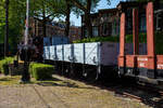Der Schwellenwagen HSM 29045 GMW, ein dreiachsiger offener Güterwagen mit Bremserhaus der ehemaligen HSM - Hollandsche Spoorweg Maatschappij (Holländische Eisenbahn-Gesellschaft), teils auch