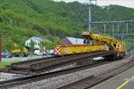 Der 150 t Kirow Gleis- und Weichenbaukran KRC 1200 (ein Kirow MULTI TASKER KRC 1200) 99 81 9119 004-5 der Firma Swietelsky hat 2 alte Gleisst�cke am Hacken, die er aus dem Schotter im Bahnhofsbereich
