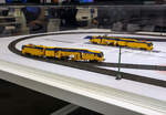 H0-Modelle (Hersteller unbekannt) von zwei Weichen- und Gleisstopfmaschinen Plasser & Theurer UNIMAT 09-8x4/4S E³ am Stand von Plasser & Theurer auf der 29.