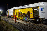 Die Baustelle Bahnhof Herdorf am Abend des 26 Oktober 2025, nun ab 20:40 Uhr wird die neue Weiche 3, beim Bahnhof/Stellwerk Herdorf Fahrdienstleiter (Hf), gestopft.