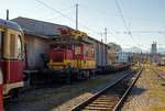 Der X 534 Turmtriebwagen X 20.641 (99 81 9431 016-0 A-StH / X 534 067-4) der Stern & Hafferl Verkehrsgesellschaft m.b.H., ex ÖBB X 534.067-4, ist am 04 April 2025 im Bahnhof Vorchdorf-Eggenberg abgestellt. (Hinweis: Ich stehe am Bahnsteig)

Der Turmwagen wurde 1978 von der Franz Knotz KG in Wien gebaut, der elektrische Teil ist von Österreichischen Brown, Boveri Werke (heute Traktionssysteme Austria TSA). Die Bahndienstfahrzeuge der ÖBB-Reihe X534 sind zweiachsige, dieselelektrisch angetriebene Motorturmwagen mit kurzem Vorbau. Die Turmwagen sind eine gemeinsame Entwicklung von Knotz und BBC.

Geschichte:
In den 1960er Jahren benötigten die ÖBB neue Bahndienstfahrzeuge. Bei deren Konzipierung orientierten sich die Österreichischen Bundesbahnen an den bisher gebauten Turmwagen-Reihen. Das Resultat war die Baureihe X534, die auf Basis der Baureihe ÖBB X532 zu einer der meist gebauten Standardtypen weiterentwickelt wurde. Für den mechanischen Teil waren Tobisch, Franz Knotz und zum Schluss Bombardier Wien zuständig, der elektrische Teil wurde von der Firma Brown-Boveri (später Asea Brown Boveri) geliefert. Von 1963 bis 1983 wurden insgesamt 82 Exemplare beschafft, die als X534.01 bis 82 in den Bestand aufgenommen wurden. Im Jahre 1988 erfolgte der Umbau von X534.78ː Das Fahrzeug erhielt einen Ruthmann-Hubsteiger und wurde fortan als X534.101 bezeichnet.

Konstruktion:
Der Rahmen in geschweißter Ausführung sowie der Kastenaufbau wurden wie bei der Vorgängerbaureihe X532 aus Formstahl und Blechen hergestellt. Der aus einem großen Arbeitsraum (größer als jener der Vorgängerbaureihe) und dem Führerstand mit dem anschließenden Vorbau bestehende Kasten stützt sich mittels Blattfedern auf beide Achsen ab. Das Dach des Fahrzeugs trägt einen Erdungsbügel sowie eine Hebebühne.

Zur Kraftübertragung auf die hintere Achse sowie zur Versorgung der Arbeitsgeräte wurde ein MAN-Dieselmotor (JW-200) sowie ein 106 kW-Generator genutzt. Der Antrieb der zweiachsigen Fahrzeuge erfolgt dieselelektrisch. Ab der Ordnungsnummer X534.70 weisen die Fahrzeuge eine um 25 kW höhere Dauerleistung auf.

TECHNISCHE DATEN:
Nummerierung: X534.01-82
Anzahl: 82
Hersteller: BBC, Tobisch, Knotz, ABB
Baujahre: 1963–1983
Spurweite: 1.435 mm (Normalspur) 
Achsfolge: 1A
Länge über Puffer: 7.740 mm
Achsabstand: 4.400 mm
Lauf- und Treibraddurchmesser: 940 mm (neu)
Eigengewicht: 20 t
Höchstgeschwindigkeit: 80 km/h
Dauerleistung: 122 kW (165 PS)
Anzahl der Fahrmotoren: 1
Antrieb: dieselelektrisch
Kleinster befahrbarer Gleisbogen: R=50 m
Besonderheit: Zugelassen für Steilstrecken
