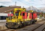 . In Seefeld in Tirol wartete am 06.10.2015 der �BB Motorturmwagen X 552 028-3 (99 81 9131 528-7) auf die Weiterfahrt. (Hans)

Die Baureihe X552 umfasst dieselhydraulisch betriebene Motorturmwagen (MTW) der �sterreichischen Bundesbahn. Diese dienen der Errichtung und der Wartung von Oberleitungen. In der Reihe X522 gibt es Fahrzeuge mit unterschiedlichen Varianten der Aufbauten mit Hubarbeitsb�hne, Dr�ckanlage und Kran.

Der Aufbau ist eine selbsttragende Schwei�konstruktion. Die Kabine reicht nicht �ber die gesamte L�nge. An einem Ende befindet sich eine kleine Plattform. Auf dieser ist ein Palfingerkran montiert. In der Kabine befindet sich neben dem F�hrerraum der ein gro�er Werkstattraum und ein nicht extra abgetrennter Sozialraum mit dem zweiten Fahrpult.

Auf dem Dach befinden sich eine freischwenkbare Hubarbeitsb�hne, der Messstromabnehmer und die Tragseil- und Fahrdrahthebevorrichtung.

Die technischen Daten der BR X 552:

Hersteller: Plasser & Theurer (MTW 100)
Achsformel: 2'B'
Spurweite: 1435 mm (Normalspur)
L�nge �ber Puffer: 15.840 mm – 16.640 mm
H�he: 4.650 mm
Breite: 3.100 mm
Drehzapfenabstand: 9.500 mm
Drehgestellachsstand: 1.800 mm
Dienstmasse: 52 – 61 t
H�chstgeschwindigkeit: 120 km/h
Installierte Leistung: 367 kW
Motorentyp: KHD

