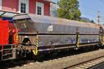 G�terwagen der Gattung Flans; (81 A-RCW 664 3 110-2), h�ngt an der Diesellok in Jenbach.