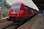 �BB LOK 2016 099 hat ihren Zug von Wien in den Bahnhof von Bratislava geschoben und wird in k�rze den Zug nach Wien zur�ckziehen.