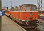 Die �BB 2043.45 wartet mit ihrem Korridorzug 4609 nach Lienz in Innsbruck Hbf auf die baldige Abfahrt.