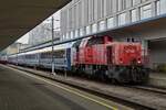 Diesellok 2070 038 zieht eine Wagenreihung Polnischer Personenwagen aus dem Westbahnhof in Wien und fährt mit diesen in die Abstellung.
