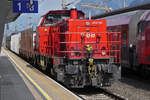Diesellok 2070 027, steht mit einem kurzen G�terzug auf Gleis 1 in Jenbach.