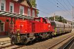 �BB Diesel Lok 2070 027, steht mit einem kurzen G�terzug auf Gleis 1 im Bahnhof von Jenbach.