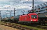 Am 25 Mai 2009 zieht 1016 008 ein Kesselwagenzug durch Wien-H�tteldorf.