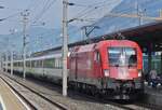 �BB Lok 1016 019 f�hrt mit ihrem Personenzug im Bahnhof von Jenbach ein. 21.08.2024