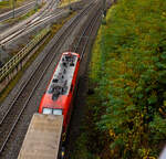 Eine ÖBB Taurus I (ÖBB Reihe 1016 – Siemens ES64U2) fährt am 09 November 2025 mit einem KLV-Zug durch den Bahnhof Betzdorf (Sieg) in Richtung Siegen.