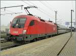 Die �BB 1116 175-9 mit dem  Transalpin  (mit Panoramawagen) in Jenbach.