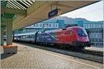 Die �BB 1116 158-6 Werbelok mit einem IC nach Wien kurz vor der Abfahrt in Bregenz.