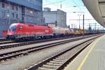 Gleisbauzug mit 1116 142 steht am 8 Mai 2018 in Linz Hbf.