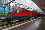 Der Taurus II �BB 1116 211 (A-�BB 91 81 1116 211-4) “Spirit of Munich” am 11.09.2022, mit dem �BB Railjet nach Wien Flughafen im Hauptbahnhof Salzburg.