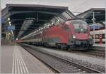 Die ÖBB 1116 220 wartet in Zürich mit ihrem EuroCity  Transalpin  mit der Zugsnummer EC 19793 nach Graz auf die baldige Abfahrt.