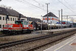 Die ÖBB 1163 008-6 „Robert“ (A-ÖBB 91 81 1163 008-6) fährt am 14 Januar 2025 mit einem Kesselwagenzug durch den Bahnhof Attnang-Puchheim auf den Westbahn in Richtung Linz   
