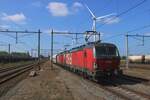 ÖBB/RCC 1293 186 zieht ein Kohlezug durch Lage Zwaluwe am 25 April 2025.