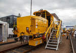 Plasser & Theurer pr�sentierte auf der iaf 2022 in M�nster (hier am 31.05.2022) mit der Plasser BallastMaster 205, ein neues Angebot von Schotterplaniermaschinen der Serie Plasser BallastMaster. Flexible Verteilung und Profilierung. Schotter Verteilen und Profilieren f�r Strecken und Weichen (5 m� Silo).

Die Maschine wurde 2022 von Plasser & Theurer in Linz (A) unter der Fabriknummer 7363 gebaut.

Die Plasser & Theurer Maschinen zur Schotterprofilierung sind die optimalen Werkzeuge f�r die Verteilung und das Planieren des Gleisschotters. Das beinhaltet das Pfl�gen von Bettungsflanke, Randweg und Bettungskrone, unterschiedliche Kehrarbeitsg�nge sowie das Aufnehmen, Speichern und Wiedereinbringen von Schotter.

Die Plasser BallastMaster ist ein neues Angebot bei den Schotterplaniermaschinen und k�nnen variabel aufgebaut werden. Sie passen mit ihrer Leistungsbandbreite zu einer Vielzahl von Gleis- und Weichenstopfmaschinen. Denn nur das optimale Zusammenspiel von Stopfen, Stabilisieren und Profilieren kann die Kosten moderner Gleisdurcharbeitung signifikant senken.

Bei der Entwicklung wurde besonderes Augenmerk auf �konomie und Effizienz f�r die Betreiber gelegt. Aufbau der Maschine und Zusammenstellung der Aggregate richten sich nach dem definierten Anforderungsprofil. 

Die kleinste 2-achsige Ausf�hrung ist auch f�r die Streckenklasse C2 (20 t Achslast) geeignet. Die gr��te 4-achsige Ausf�hrung hat zwei Fahrkabinen mit durchgehender Verkleidung und kann sogar mit dem P&T E�-Antriebssystem betrieben werden.

Die neuen Schotterplaniermaschinen gehen sparsam mit der Ressource Schotter um und speichern �bersch�ssigen Schotter, um ihn an Stellen mit Bedarf wieder einzubringen. Alle Maschinen der neuen Serie sind mit einem integrierten Silo ausgestattet, um Schotterverlagerungen und auch Speicherungen kleiner Mengen von �bersch�ssigem Schotter vornehmen zu k�nnen. Das Spektrum reicht dabei von Speichervolumen mit ca. 5 m� �ber Maschinen mit 7,5 m� bis zu 10 m�. Durch die vielf�ltigen Verstell M�glichkeiten kann Schotter sogar vom Bettungsfu� aufgenommen werden. Die Ausschwenkbegrenzung erm�glicht den gefahrlosen Einsatz ohne Behinderung des Zugverkehres am Nachbargleis.

Neuerungen f�r h�here Effizienz und Wirtschaftlichkeit:
Die zweiteiligen Flankenpfl�ge lassen sich an jede Bettungsflanke anpassen, ohne das Lichtraumprofil eines Nachbargleises zu verletzen, auch nicht beim Aufr�sten der Maschine. Im Bereich der Bettungskrone wird der von den Flankenpfl�gen herangebrachte Schotter �bernommen und weiter verteilt. Im Mittelpflug steuern Leitbleche und verstellbare Pflugschilder exakt die jeweilige Richtung des Schotterflusses. Der Stopfzonenbereich wird dabei optimal verf�llt. Danach entfernt eine Kehranlage liegen gebliebene Schotterk�rner von den Schwellenoberfl�chen. Dieser �bersch�ssige Schotter wird entweder seitlich entladen oder, im Sinne der h�heren Wirtschaftlichkeit, �ber ein F�rderband in den Speichersilo transportiert.

Neue Kehrb�rste f�r alle Schwellentypen:
Mit der neu entwickelten verstellbaren B�rstenwelle k�nnen alle Schwellentypen bearbeitet werden. Holzschwellen und Betonschwellen in Weichen ben�tigen eine gleichf�rmige B�rste, Betonschwellen auf der Strecke dagegen eine abgestufte B�rstenwelle. Bei Spezialschwellen sind auch Zwischenstellungen notwendig. Bisher mussten die kompletten B�rstenwellen je nach Anwendungsfall gewechselt werden, was arbeits- und zeitintensiv war. Mit der neuen Kehrb�rste ist dies nicht mehr erforderlich, es muss auch keine Wechselb�rste mitgef�hrt werden. Die Verstellung der B�rstenwelle erfolgt stufenlos.

Kehranlage mit flexibler Schotterverteilung:
Bisher konnten die Kehranlagen den aufgenommenen Schotter entweder in den Silo oder zu den Flanken verteilen. Mit der neuen Generation ist es m�glich, flexibel zu w�hlen: ein Drittel des Schotters in den Silo und zwei Drittel zu den Flanken oder umgekehrt. Selbstverst�ndlich kann auch weiterhin der gesamte Schotter in den Silo gef�rdert werden.

Steilf�rderband mit mehr Leistung und weniger Staubentwicklung:
Auch das Steilf�rderband zum Silo wurde verbessert. Durch die optimierte Neigung und gerade F�hrung wird die Schotterf�rderung in den Silo erleichtert. Verschiedene Ma�nahmen reduzieren die Staubentwicklung, wie zum Beispiel die bessere Abdichtung und optimierte Verbindung zum B�rstengeh�use.

Schottersilo erh�ht Einsparungspotenzial und Wirtschaftlichkeit:
Durch die Ausstattung mit einem Silo wird vor der Stopfung der vorgelagerte Schotter optimal verteilt, was die Wirtschaftlichkeit der Schotternutzung deutlich erh�ht. Die pr�zise durchgef�hrte Schotterverteilung unserer Schotterplaniermaschinen wirkt sich unmittelbar positiv auf das Arbeitsergebnis und die Stabilit�t der Gleislage aus. Denn nur wenn die eingebrachte Schottermenge auf jedem Gleismeter an die Anforderungen der Gleishebung durch die Stopfmaschine angepasst ist, kann bei der Durcharbeitung ein optimales Ergebnis erreicht werden.

�ber vier einstellbare Schottersch�chte k�nnen die Stopfzonen jederzeit flexibel und punktuell mit dem gespeicherten Schotter eingeschottert werden. Die Anordnung der Sch�chte vor dem Mittelpflug gew�hrleistet die technologisch richtige Arbeitsfolge. Auch eine Einschotterung der Flanken ist direkt aus dem Silo m�glich.

Optimierte Ergonomie in der Kabine und bei der Wartung:
Auch die ger�umigen Arbeitskabinen der Schotterplaniermaschinen konnten weiter optimiert werden. Die Sichtpositionen von den ergonomisch gestalteten Bedienerst�nden auf das Gleis und die Pfl�ge wurden verbessert. Das erleichtert die Arbeit der Maschinisten und steigert Qualit�t und Tempo.

�ber die Wartungsplattformen auf beiden Seiten des Antriebsblocks sind die Hydraulikkomponenten und der Motor leichter zug�nglich. Bei den neuen Maschinen wurde der Motor gegen�ber der bisherigen Einbauposition um 180� gedreht. Das vereinfacht die Wartungszug�nge und vermindert die Ger�uschentwicklung in der Kabine.

TECHNISCHE DATEN der Plasser BallastMaster 205:
Spurweite: 1.435 mm (Normalspur)
Achsanzahl: 2 
L�nge �ber Puffer: 17.640 mm
Achsabstand: 10.000 mm
Eigengewicht: 40 t
Max. Achslast: 20 t
Schottersilo: 5 m�
Wasservorrat f�r Staubniedernebelungsanlage zur Kehreinrichtung: 800 l (optional)
Antriebsleistung: 390 kW
H�chstgeschwindigkeit Eigenfahrt und geschleppt: 100 km/h
Min. Kurvenradius: 150 m
Zul. Streckklasse: C2 oder h�her
Bremse: Ke-GP m7
